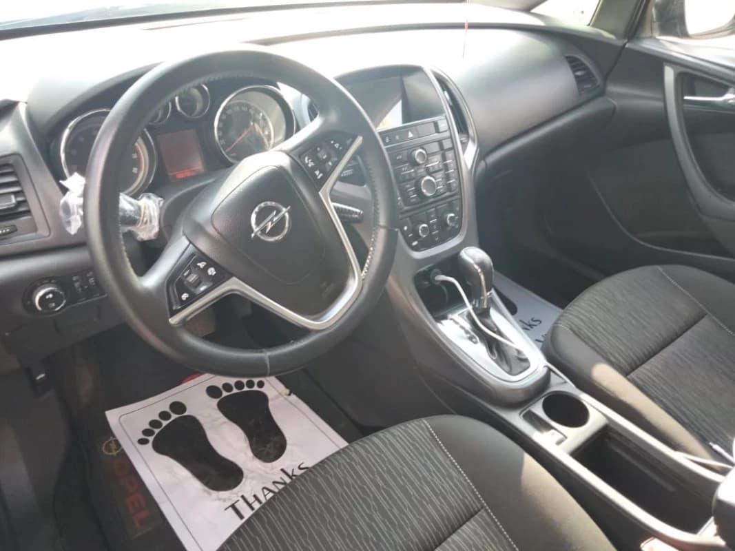Opel Astra 2017 توب لاين أسود أوتوماتيك — مستعملة