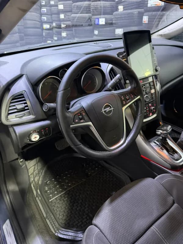 أوبل استرا 2010