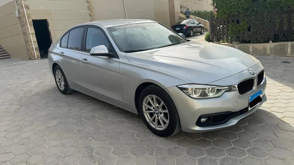 بي ام دبليو 318 2019 لاكشري رمادي أوتوماتيك — مستعملة