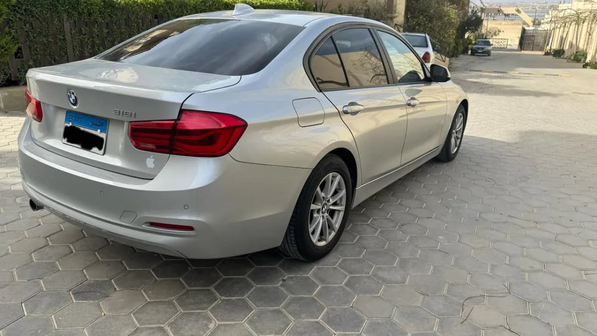 بي ام دبليو 318 2019 لاكشري رمادي أوتوماتيك — مستعملة