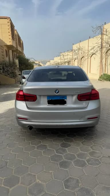 بي ام دبليو 318 2019 لاكشري رمادي أوتوماتيك — مستعملة - 4