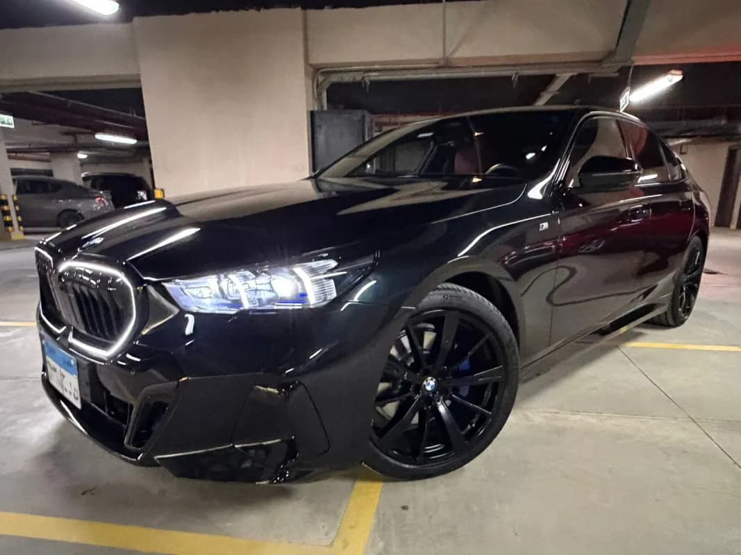 بي ام دبليو 520i 2025 ام سبورت أسود أوتوماتيك — مستعملة