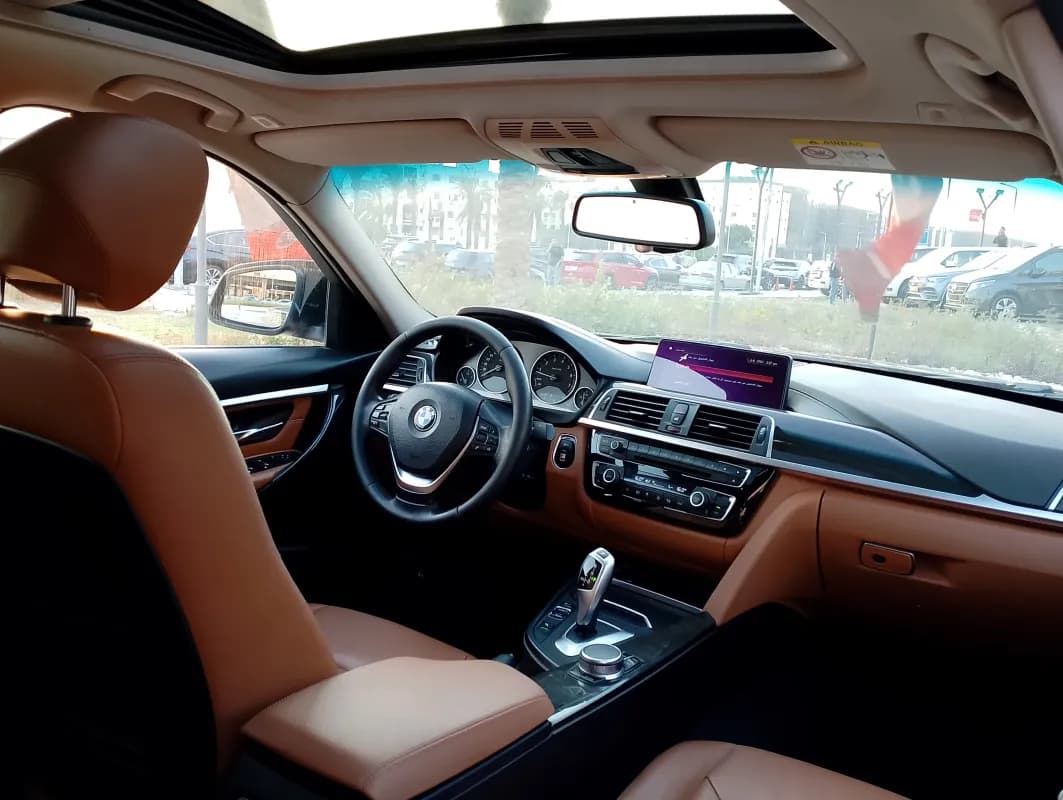 بي ام دبليو 320i 2018 لاكشري أسود أوتوماتيك — مستعملة