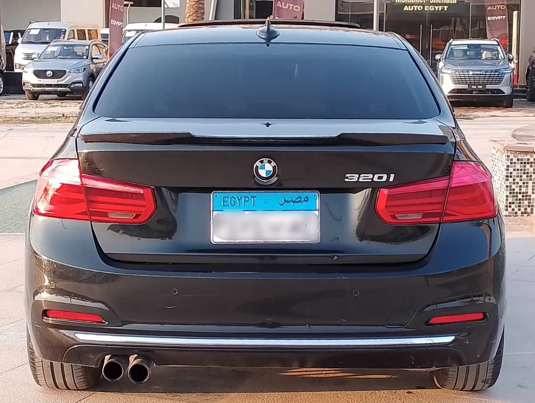 بي ام دبليو 320i 2018 لاكشري أسود أوتوماتيك — مستعملة