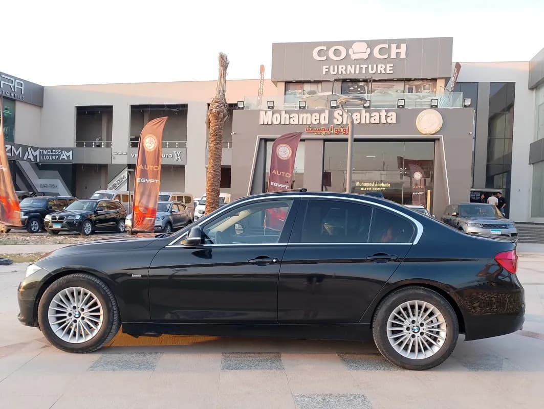 بي ام دبليو 320i 2018 لاكشري أسود أوتوماتيك — مستعملة