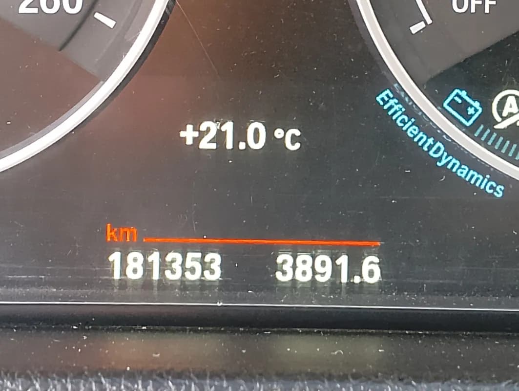 بي ام دبليو 320i 2018 لاكشري أسود أوتوماتيك — مستعملة