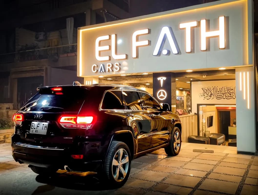 جيب جراند شيروكي 2015 ليمتد أسود أوتوماتيك — مستعملة