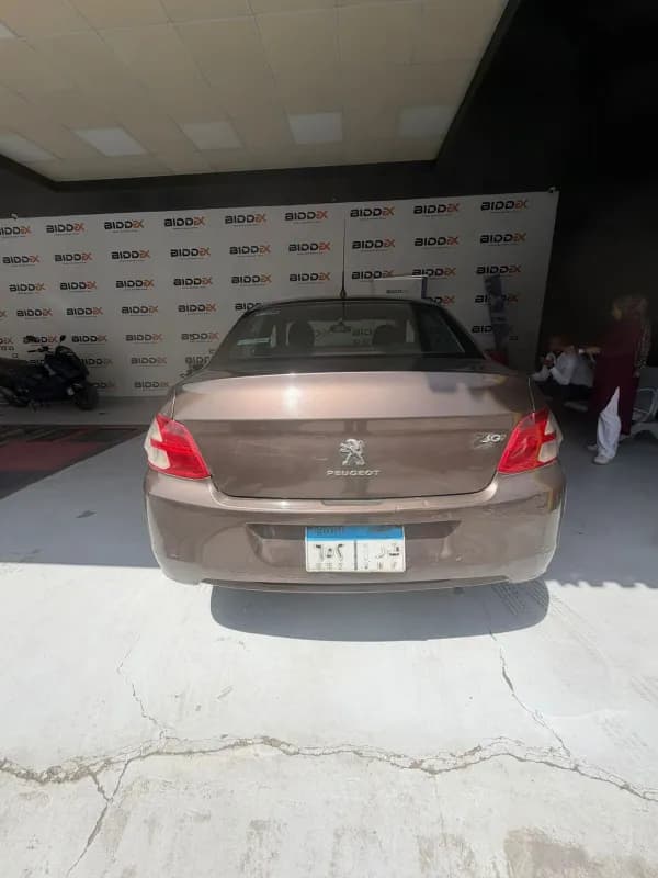 بيجو 301 2015 اليور + بني أوتوماتيك — مستعملة