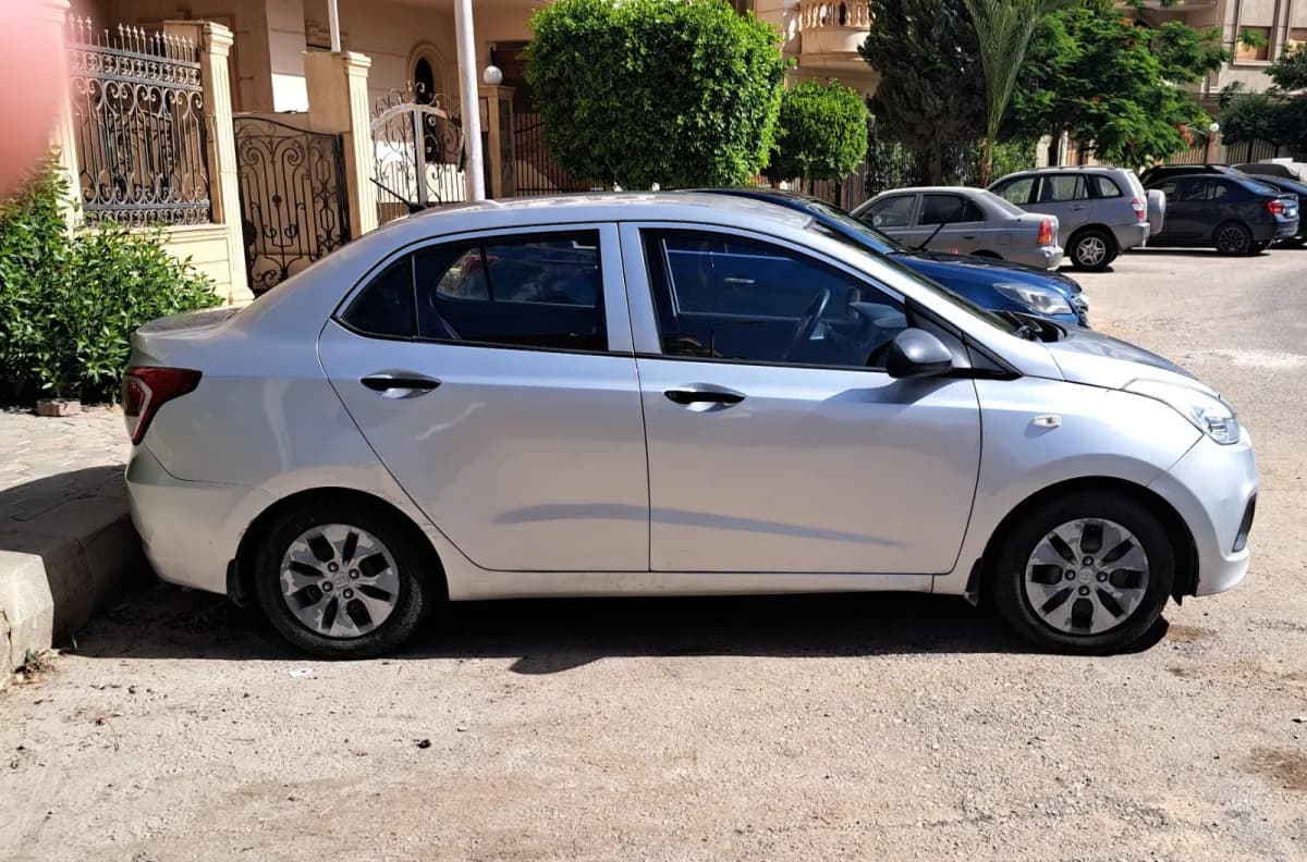 هيونداي جراند I10 2015 جي ال فضي أوتوماتيك — مستعملة
