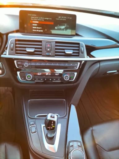 بي ام دبليو 318i 2017 لاكشري أسود أوتوماتيك — مستعملة - 3
