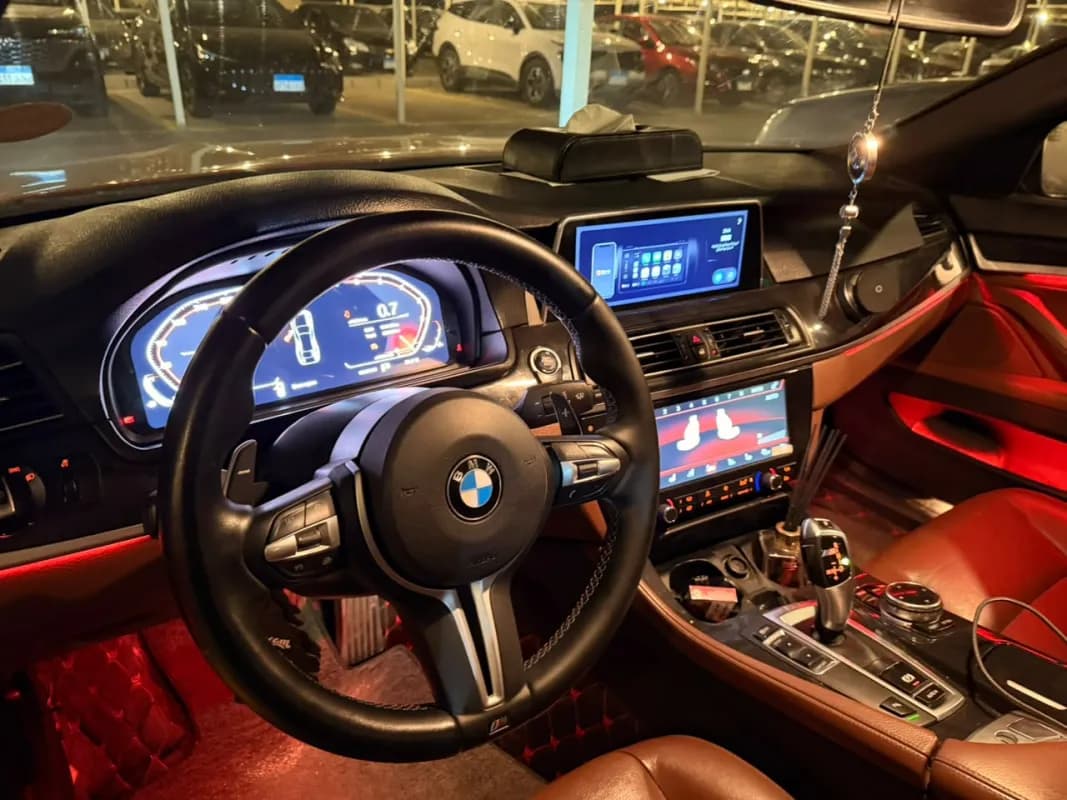 بي ام دبليو 520i 2014 ام سبورت أحمر أوتوماتيك — مستعملة