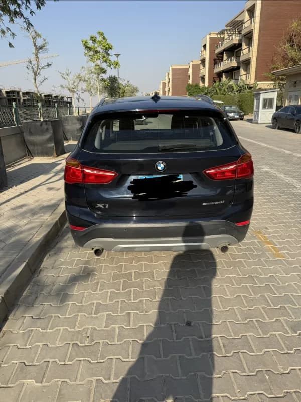 بي ام دبليو X1 2018 اكس درايف  أزرق غامق أوتوماتيك — مستعملة