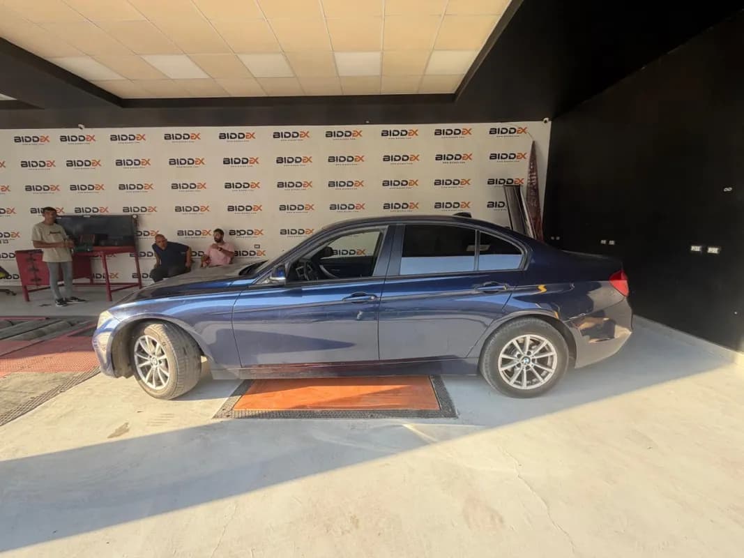 بي ام دبليو 318i 2018 اكسكلوسف أزرق الداكن  أوتوماتيك — مستعملة