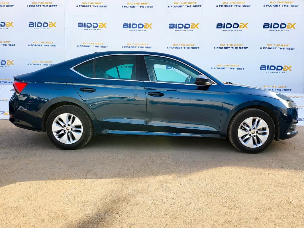 Skoda Octavia A8 2023 امبيشن أزرق أوتوماتيك — مستعملة