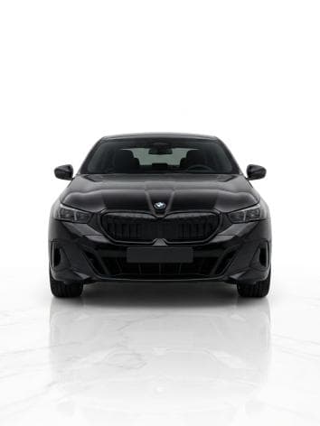 بي ام دبليو 520i 2025 ام سبورت أسود أوتوماتيك — مستعملة