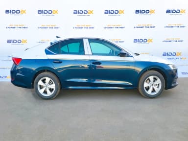 Skoda Octavia A8 2024 امبيشن أزرق أوتوماتيك — مستعملة - 3