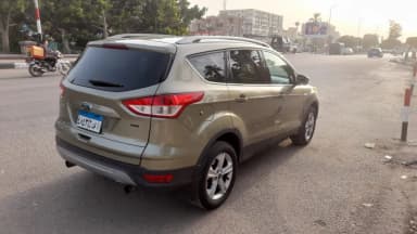 فورد كوجا 2015 اس تي أخضر زيتي أوتوماتيك — مستعملة - 3