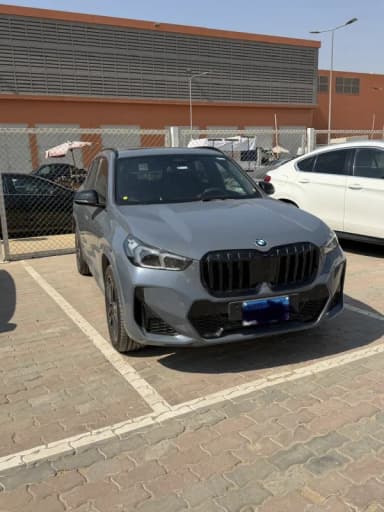 بي ام دبليو X1 2025 ام سبورت باكيدج رمادي ناردو أوتوماتيك — مستعملة - 3