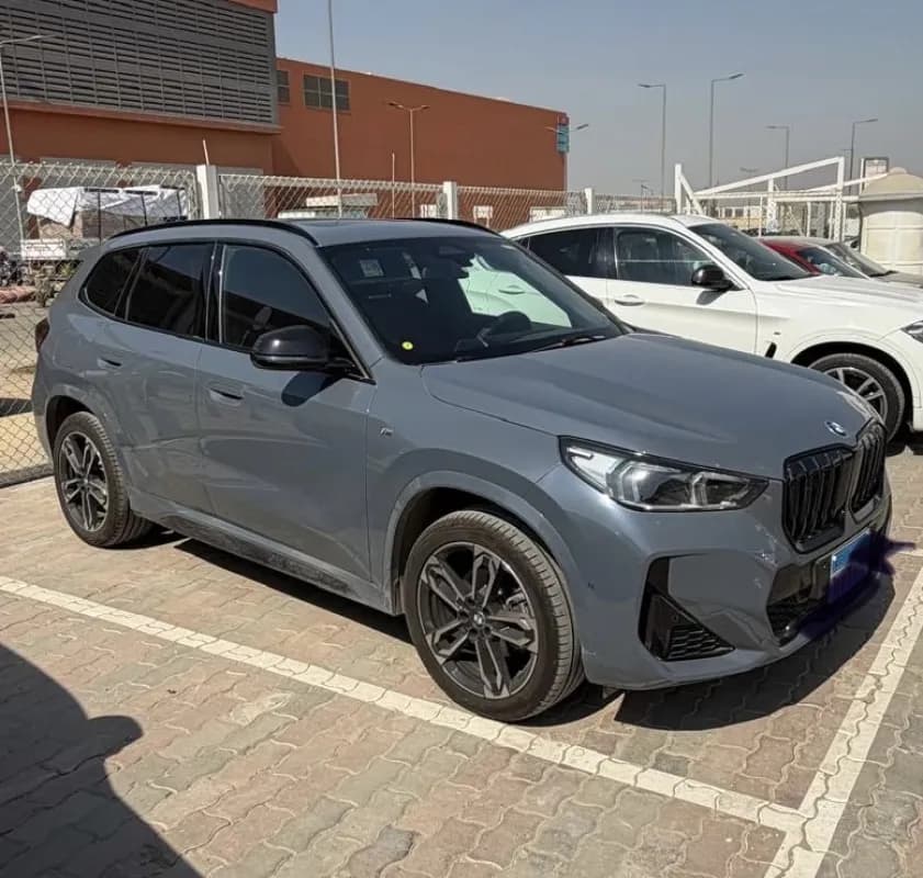 بي ام دبليو X1 2025 ام سبورت باكيدج رمادي ناردو أوتوماتيك — مستعملة