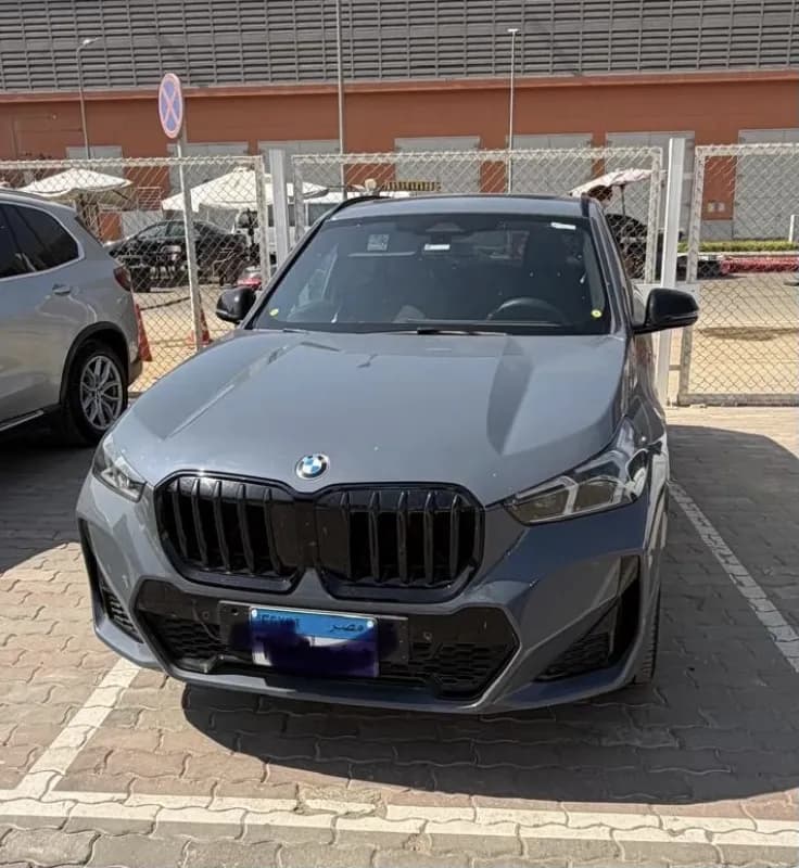 بي ام دبليو X1 2025 ام سبورت باكيدج رمادي ناردو أوتوماتيك — مستعملة