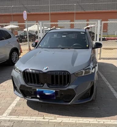 بي ام دبليو X1 2025 ام سبورت باكيدج رمادي ناردو أوتوماتيك — مستعملة - 4