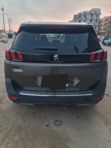 بيجو 5008 2020 جي تي لاين أخضر زيتي أوتوماتيك — مستعملة - 3