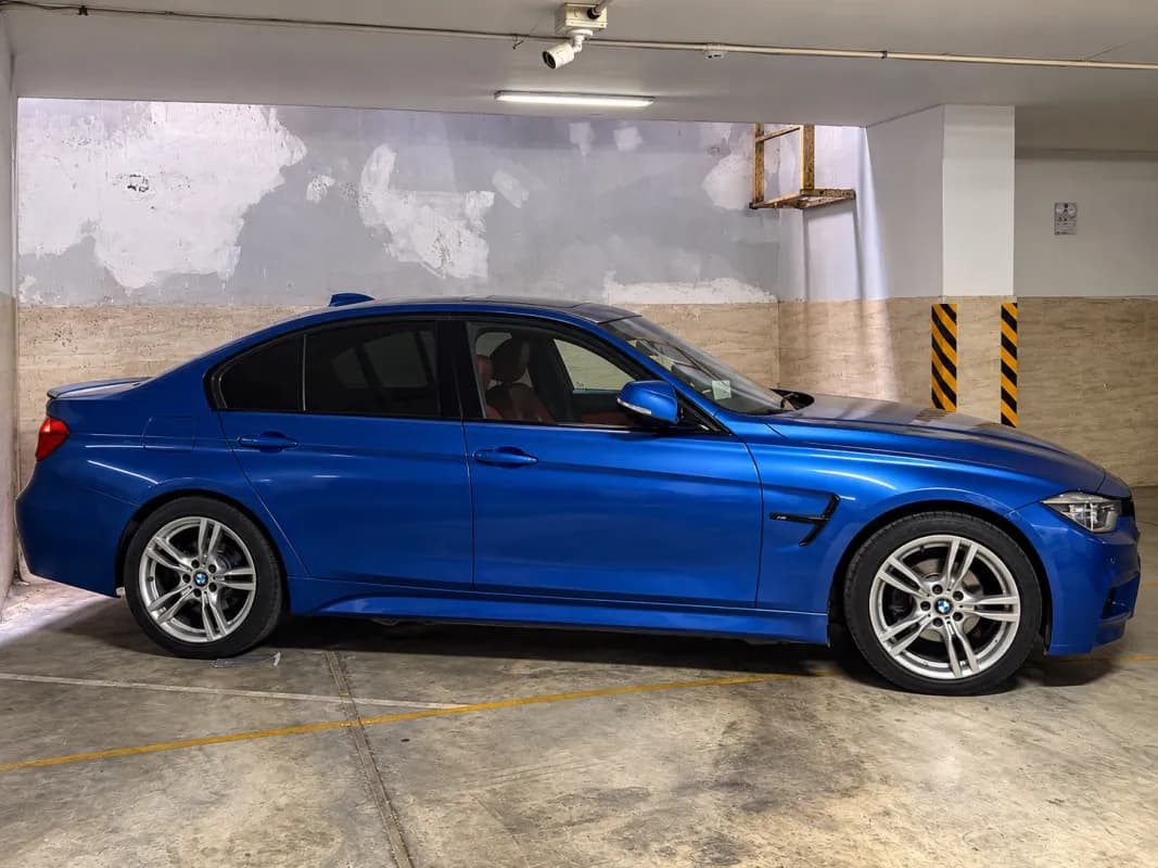 بي ام دبليو 320i 2019 ام سبورت أزرق الداكن  أوتوماتيك — مستعملة