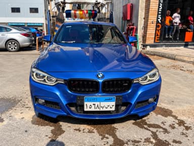 بي ام دبليو 320i 2019 ام سبورت أزرق الداكن  أوتوماتيك — مستعملة - 3