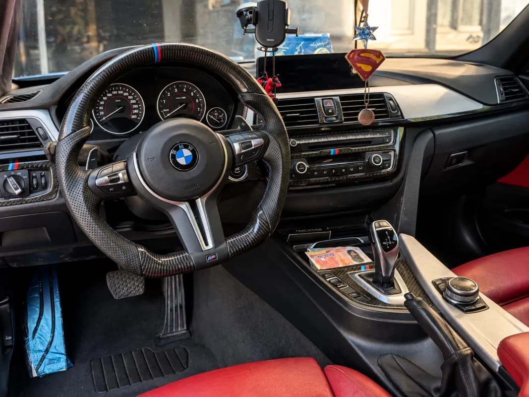 بي ام دبليو 320i 2019 ام سبورت أزرق الداكن  أوتوماتيك — مستعملة