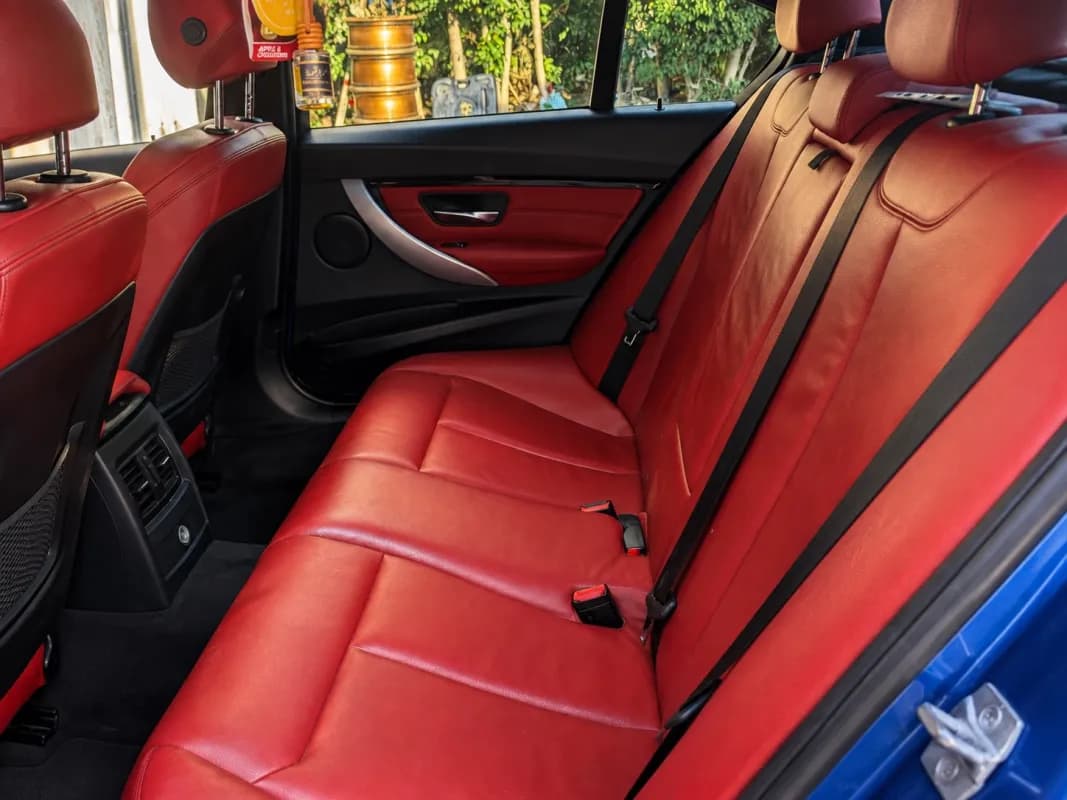 بي ام دبليو 320i 2019 ام سبورت أزرق الداكن  أوتوماتيك — مستعملة