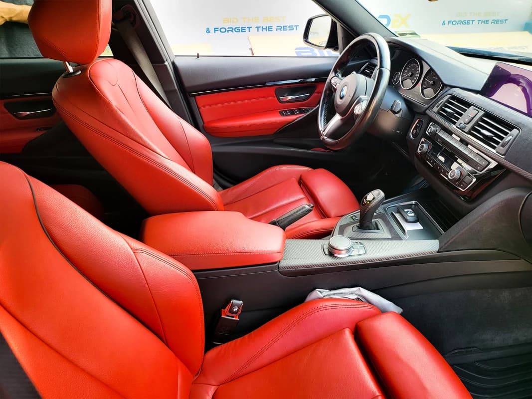 BMW 320i 2018 ام سبورت أسود أوتوماتيك — مستعملة