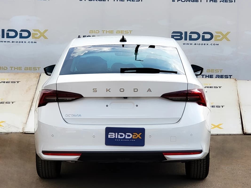 سكودا Octavia A8 2025 لوفت أبيض أوتوماتيك — جديدة