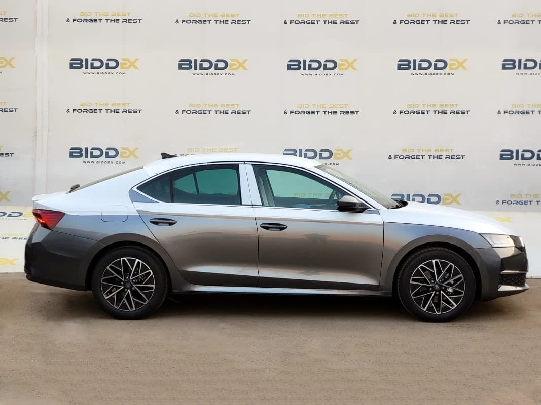 سكودا Octavia A8 2025 لاونج رمادي أوتوماتيك — جديدة