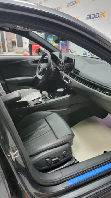 Audi A4 2024 اس لاين رمادي أوتوماتيك — مستعملة - 2