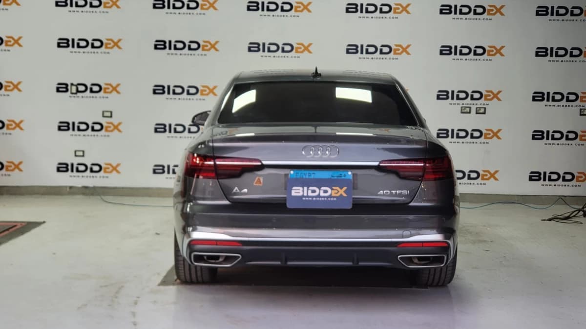 Audi A4 2024 اس لاين رمادي أوتوماتيك — مستعملة