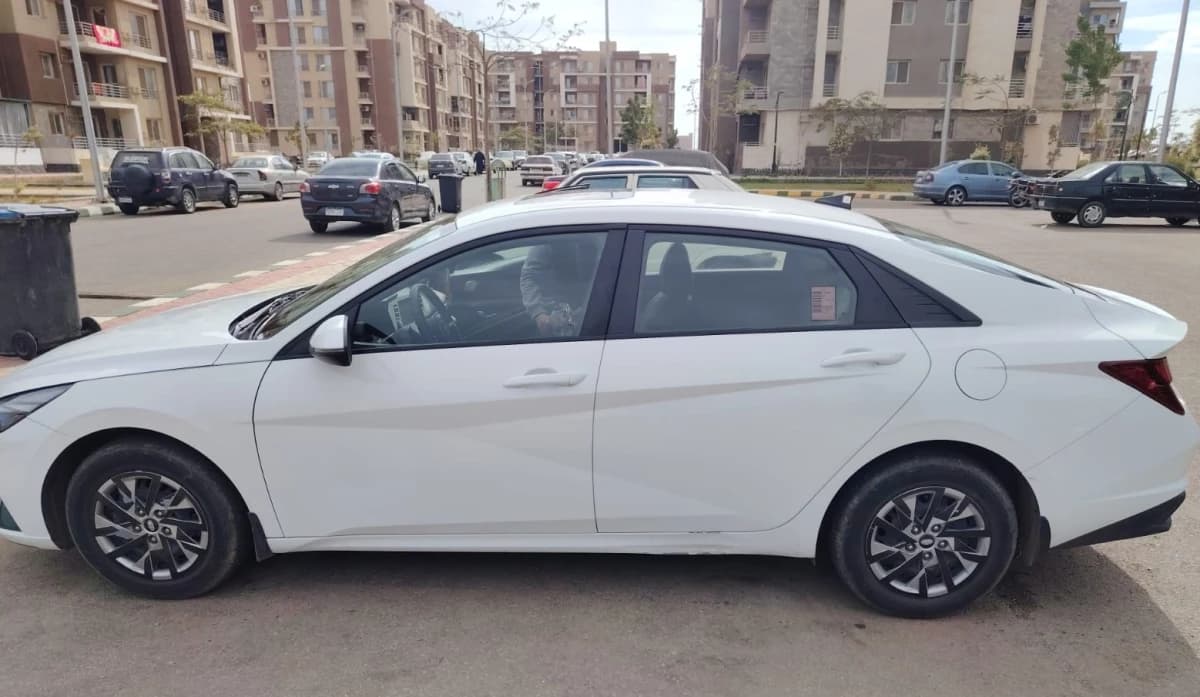 Hyundai Elantra CN7 2022 3rd Category White Automatic — Used