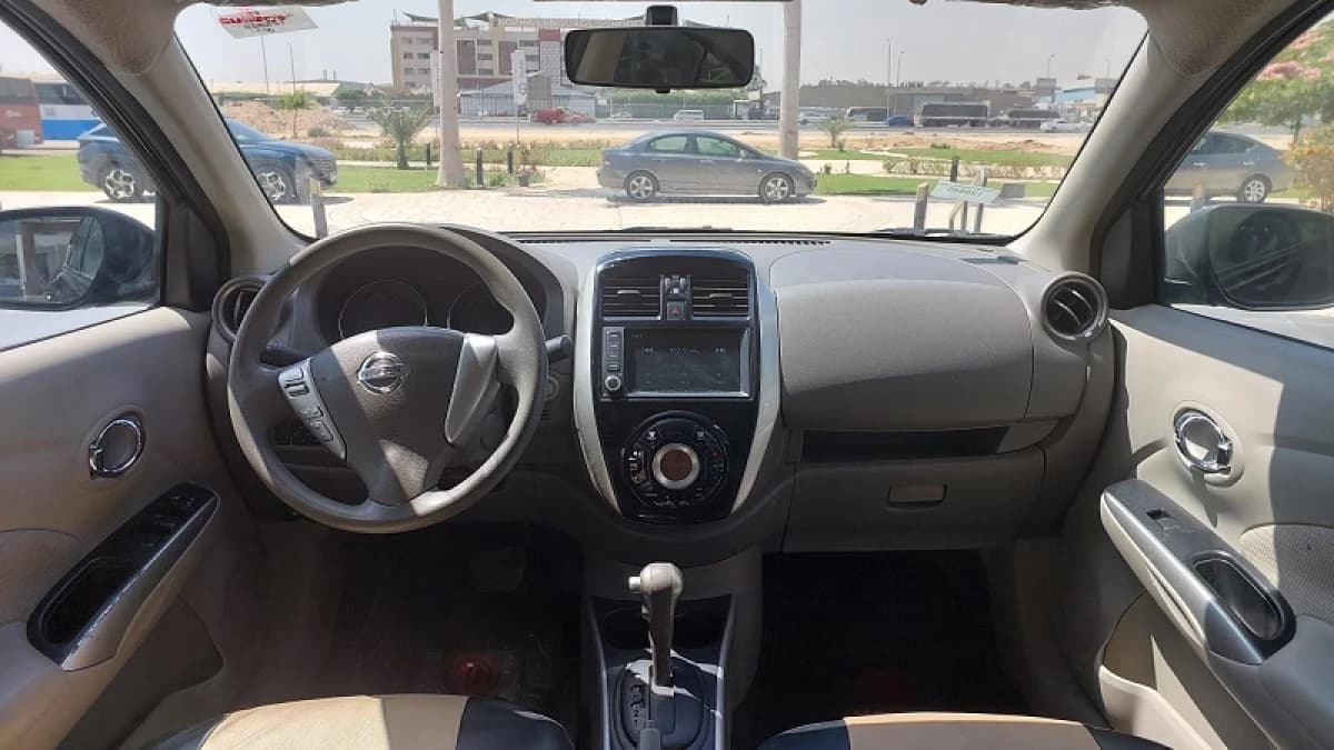 Nissan Sunny 2022 سوبر صالون أسود أوتوماتيك — مستعملة