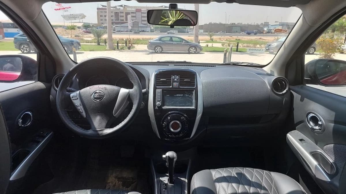 Nissan Sunny 2023 سوبر صالون أحمر أوتوماتيك — مستعملة