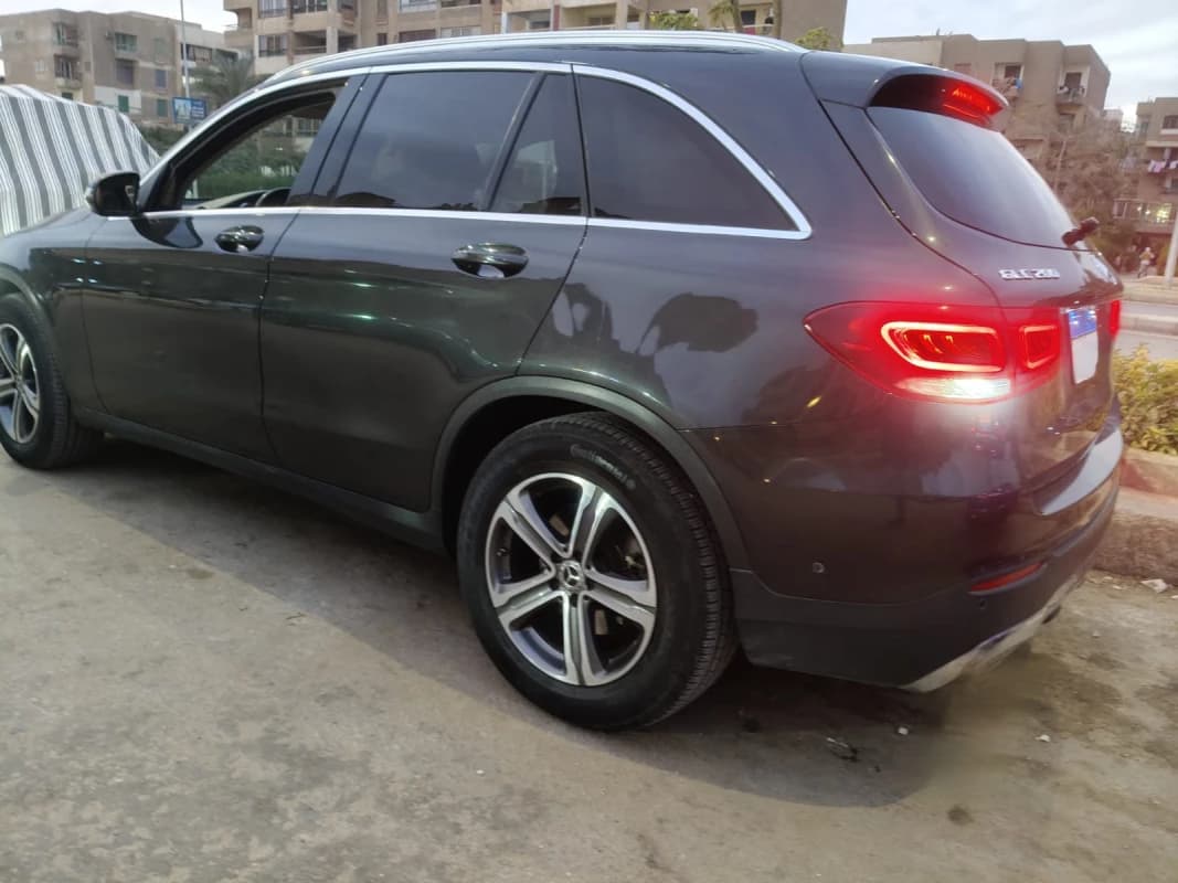 Mercedes-Benz GLC 200 2021 ايه ام جي رمادي أوتوماتيك — مستعملة