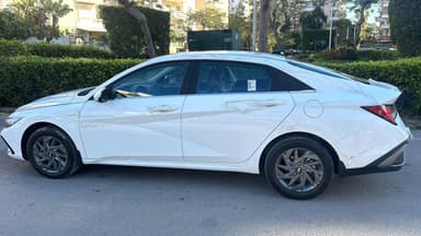 Hyundai Elantra CN7 2025 بلاك ديموند أبيض أوتوماتيك — مستعملة - 1