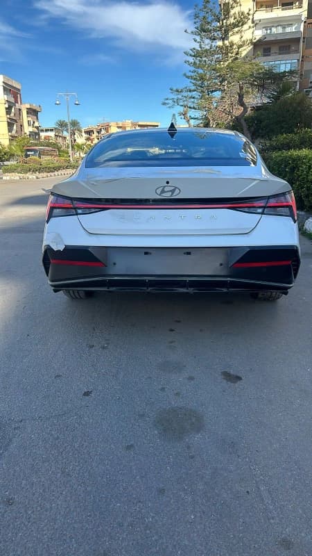 Hyundai Elantra CN7 2025 بلاك ديموند أبيض أوتوماتيك — مستعملة