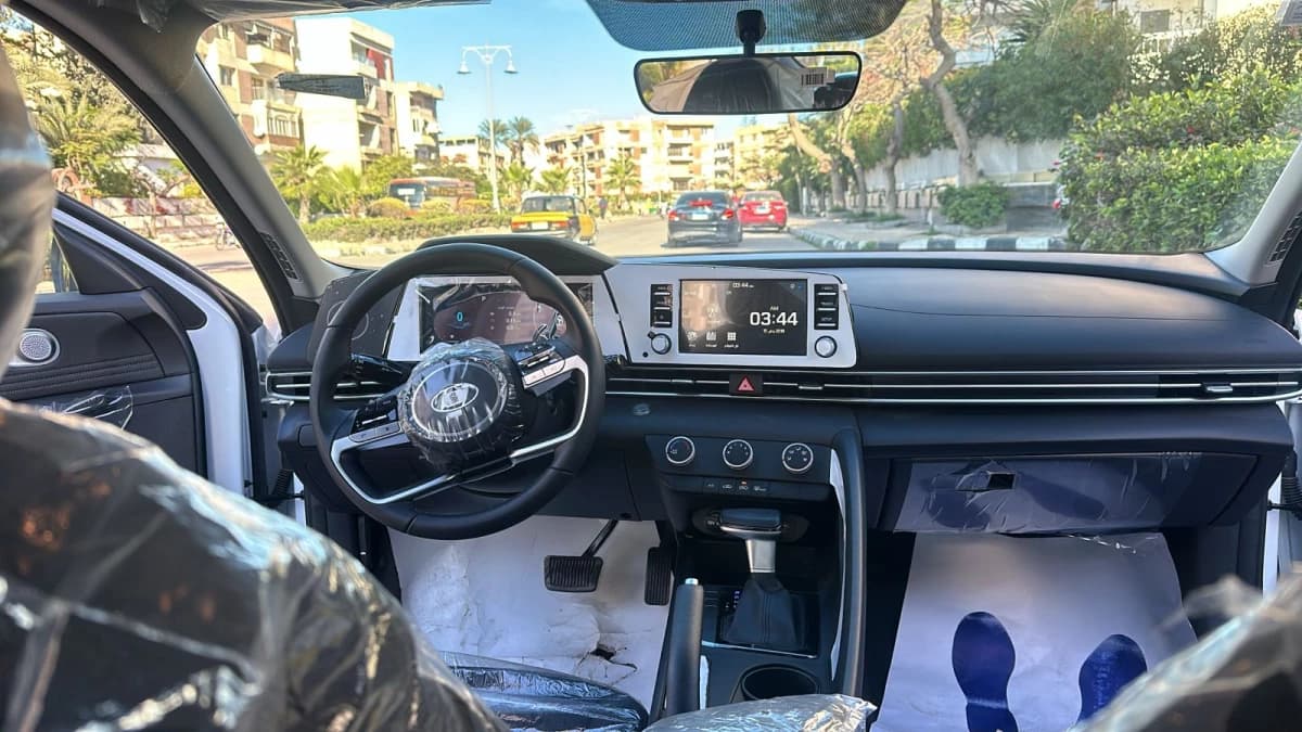 Hyundai Elantra CN7 2025 بلاك ديموند أبيض أوتوماتيك — مستعملة