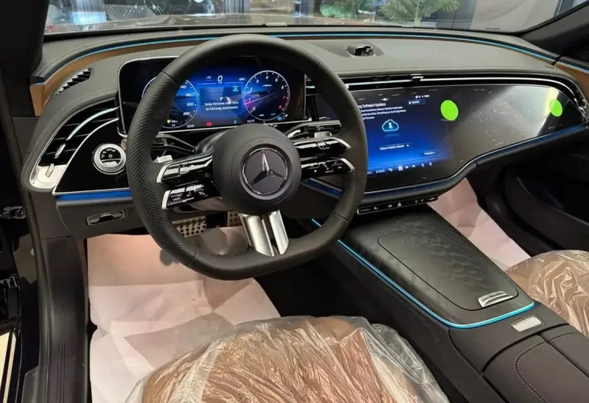 مرسيدس بنز E200 2025 ايه ام جي أسود أوتوماتيك — جديدة