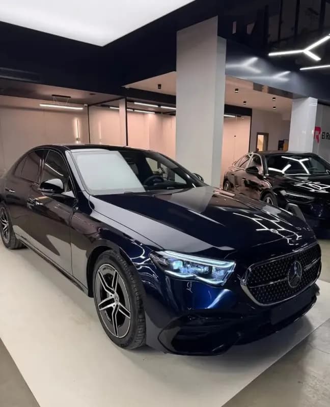 مرسيدس بنز E200 2025 ايه ام جي أسود أوتوماتيك — جديدة