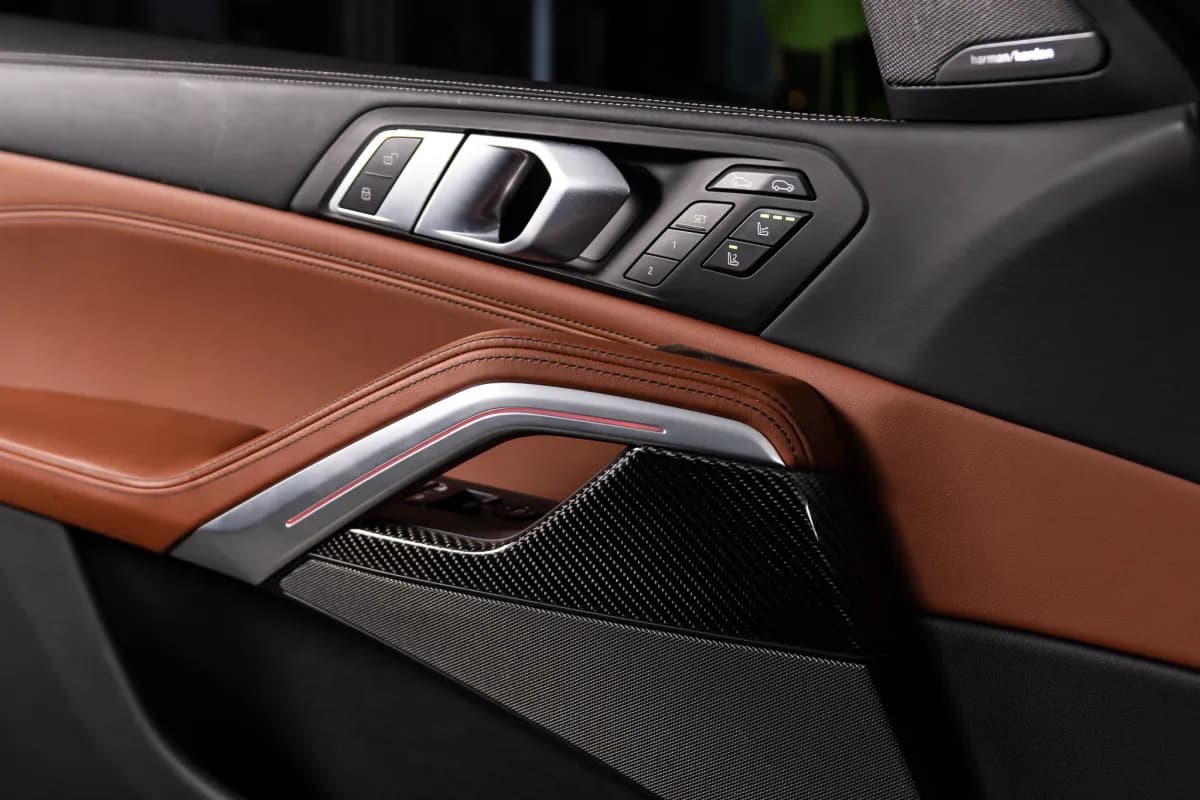 بي ام دبليو X6 2025 ام 40 اي أسود أوتوماتيك — مستعملة