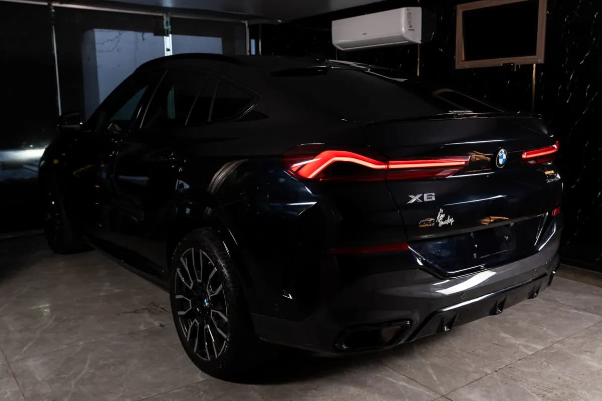 بي ام دبليو X6 2025 ام 40 اي أسود أوتوماتيك — مستعملة