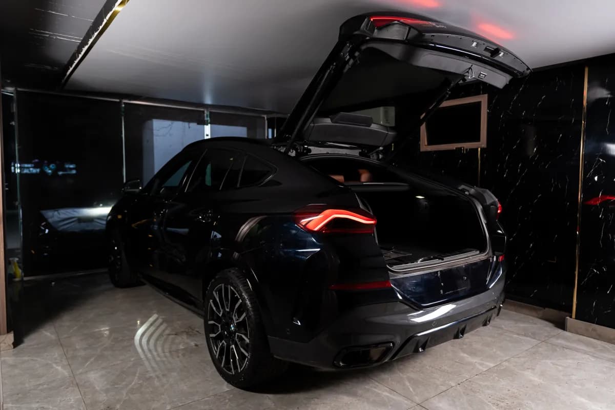 بي ام دبليو X6 2025 ام 40 اي أسود أوتوماتيك — مستعملة