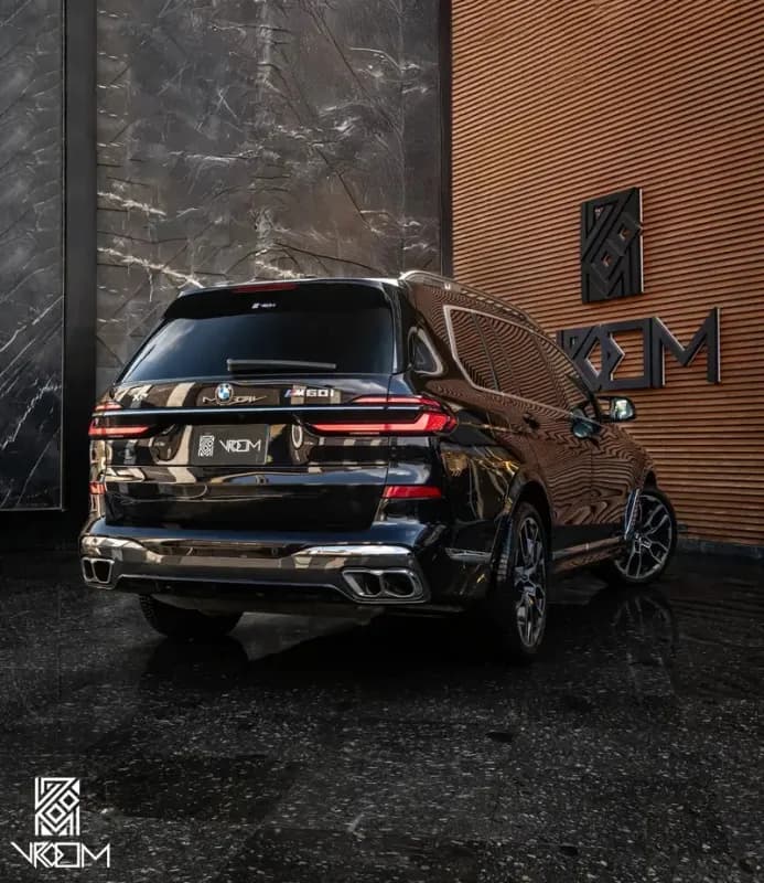 بي ام دبليو X7 2025 ام 60 اي أسود أوتوماتيك — مستعملة