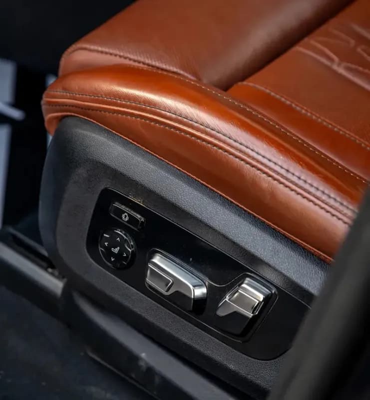 بي ام دبليو X7 2025 ام 60 اي أسود أوتوماتيك — مستعملة