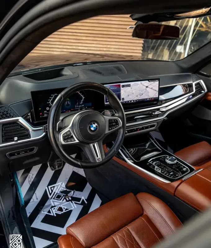 بي ام دبليو X7 2025 ام 60 اي أسود أوتوماتيك — مستعملة